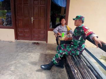 Babinsa Koramil 406-07/Jayaloka Jalin Keakraban dengan Anggota Pos Pol Sukakarya