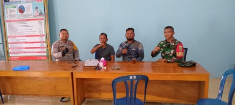 Babinsa Serka Siswoyo Laksanakan Kegiatan Komsos dan Silaturahmi Bersama Babinkamtibmas dan Perangkat Desa