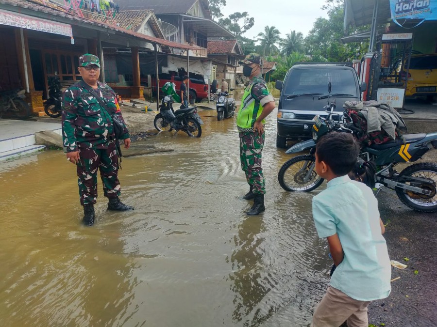 Babinsa Koramil 406-02/Rawas Ilir Tinjau Lokasi Banjir Akibat Luapan Sungai Rawas