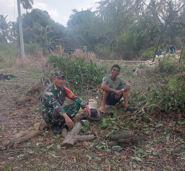 Babinsa Koramil 406-02/Rawas Ilir Laksanakan Komsos di Desa Mandi Angin