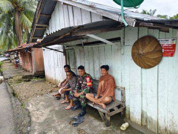 Kopda Mitra Babinsa Koramil 406-03/Rupit Gelar Komsos dengan Warga Bantaran Sungai