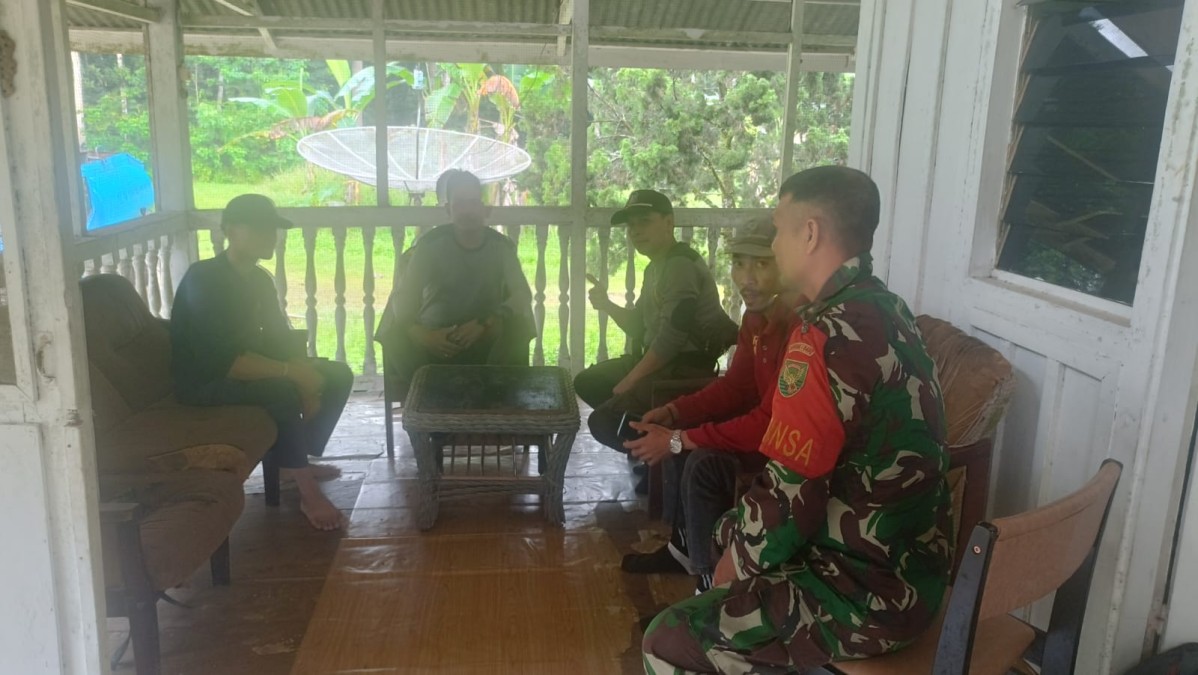 Babinsa Koramil 406-04/Muara Lakitan sertu Antoni jalin silaturahmi dengan Masyarakat Desa Anyar