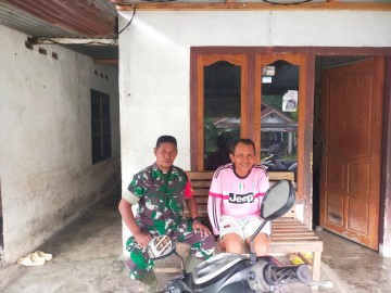 Babinsa Koramil 406-09/Trawas Laksanakan Komsos, Ingatkan Warga Jaga Keamanan dan Kebersihan