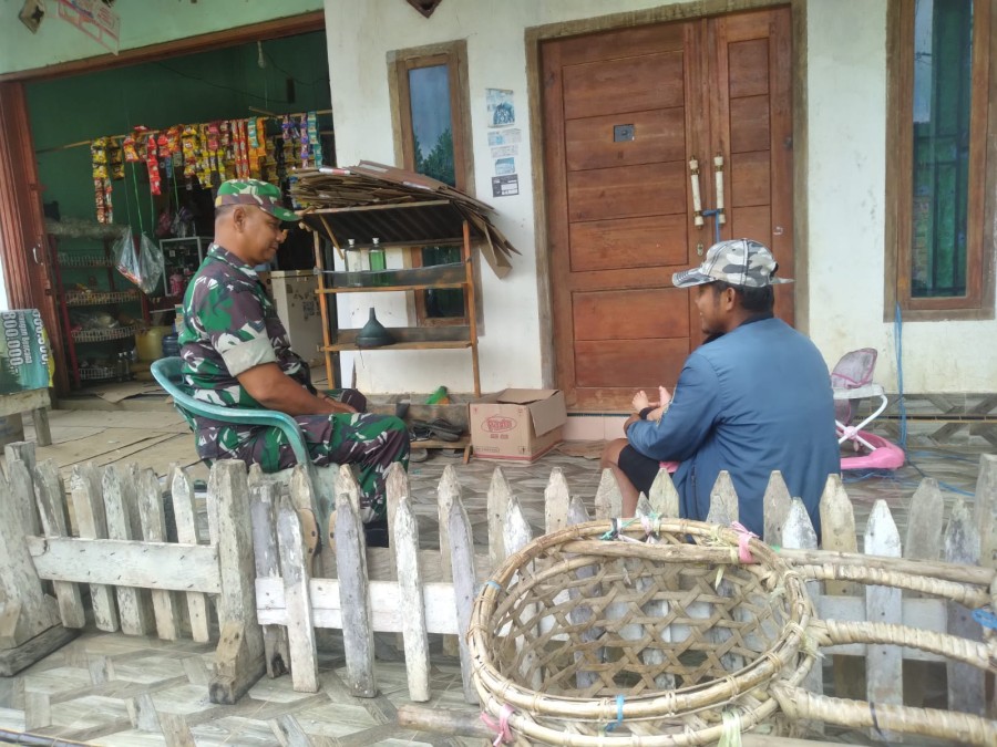 Babinsa Koramil 406-07/Jayaloka Jalin Komsos dengan Warga Desa Suka Rena