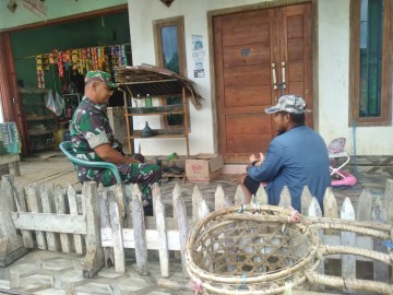 Babinsa Koramil 406-07/Jayaloka Jalin Komsos dengan Warga Desa Suka Rena