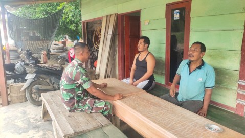 Babinsa Koramil 406-07 Jayaloka Jalin Komsos dengan Masyarakat Desa Yudha Karya Bhakti