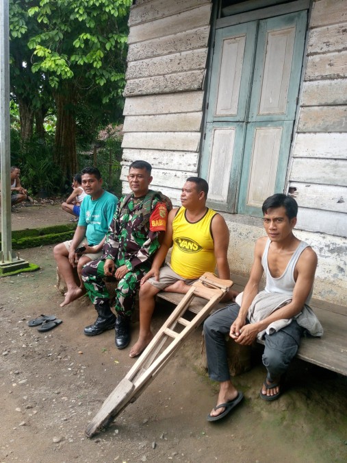 Babinsa Koramil 406-04/Muara Lakitan Serda Darwinsyah Jalin Silaturahmi dengan Warga Desa Pendingan