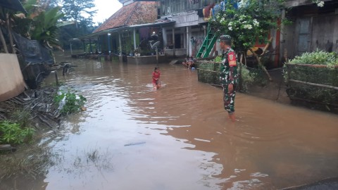 Akibat Curah Hujan Yang Tinggi Beberapa Rumah Yang Berada Didekat Aliran Sungai di Kelurahan Muara Kelingi Terendam Air
