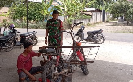 Babinsa Koramil 406-04/Muara Lakitan Laksanakan Komsos dan Monitor Wilayah di Desa Mulyo Sari
