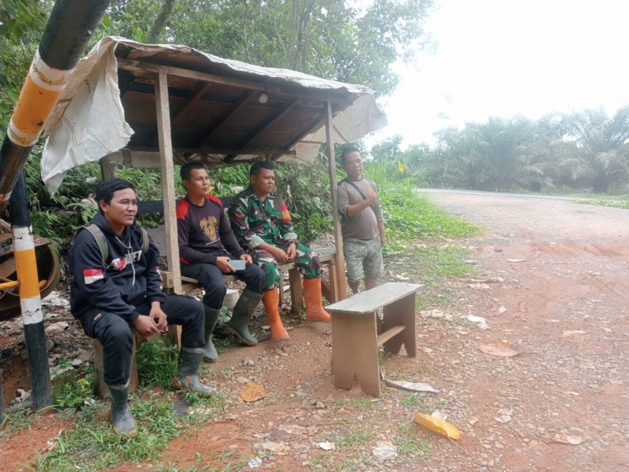 Babinsa Koramil 406-02/Rawas Ilir Laksanakan Komsos dengan Warga Desa Setia Marga