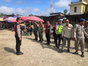 BABINSA KORAMIL 406-03/RUPIT LAKSANAKAN PATROLI GABUNGAN DI PASAR LAWANG AGUNG DEMI KEAMANAN DAN PENGECEKAN HARGA SELAMA BULAN SUCI RAMADAN