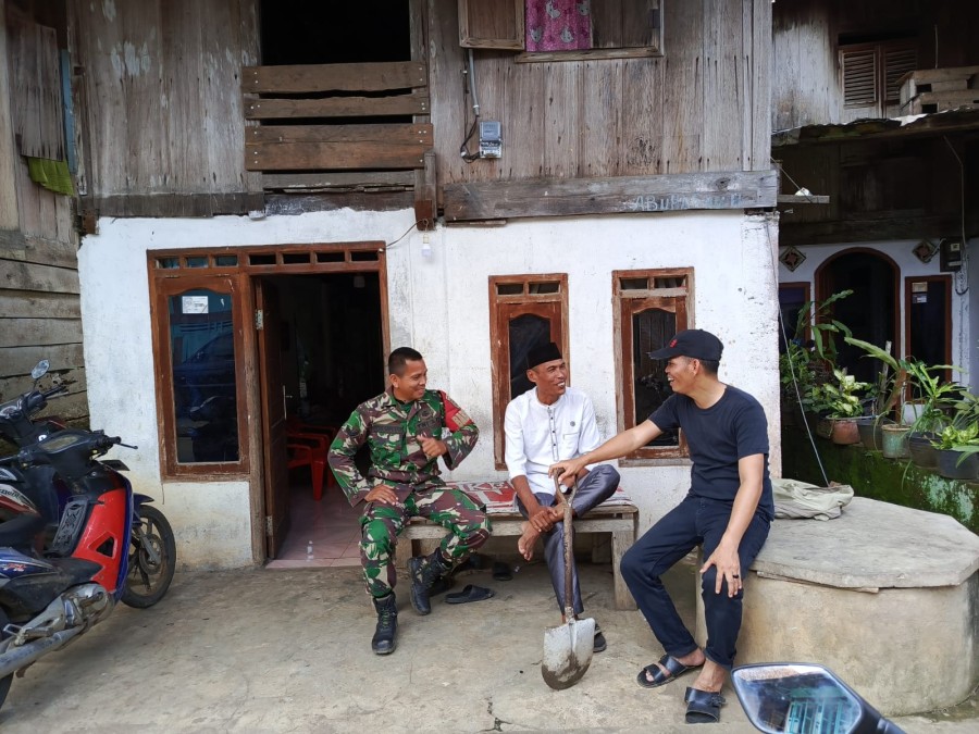 Babinsa Koramil 406-05/Muara Kelingi Laksanakan Komsos dengan Tokoh Masyarakat dan Tokoh Pemuda, Tumbuhkan Keakraban dan Harmoni Sosial