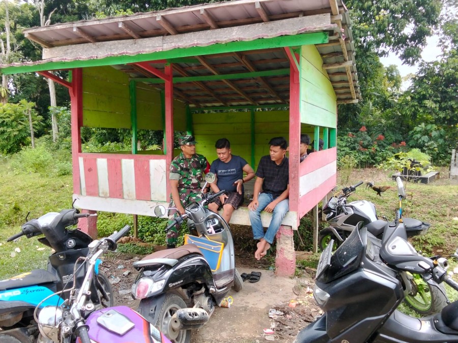 Babinsa Koramil 406-01/Rawas Ulu Berikan Himbauan Keamanan kepada Warga Desa Pulau Lebar