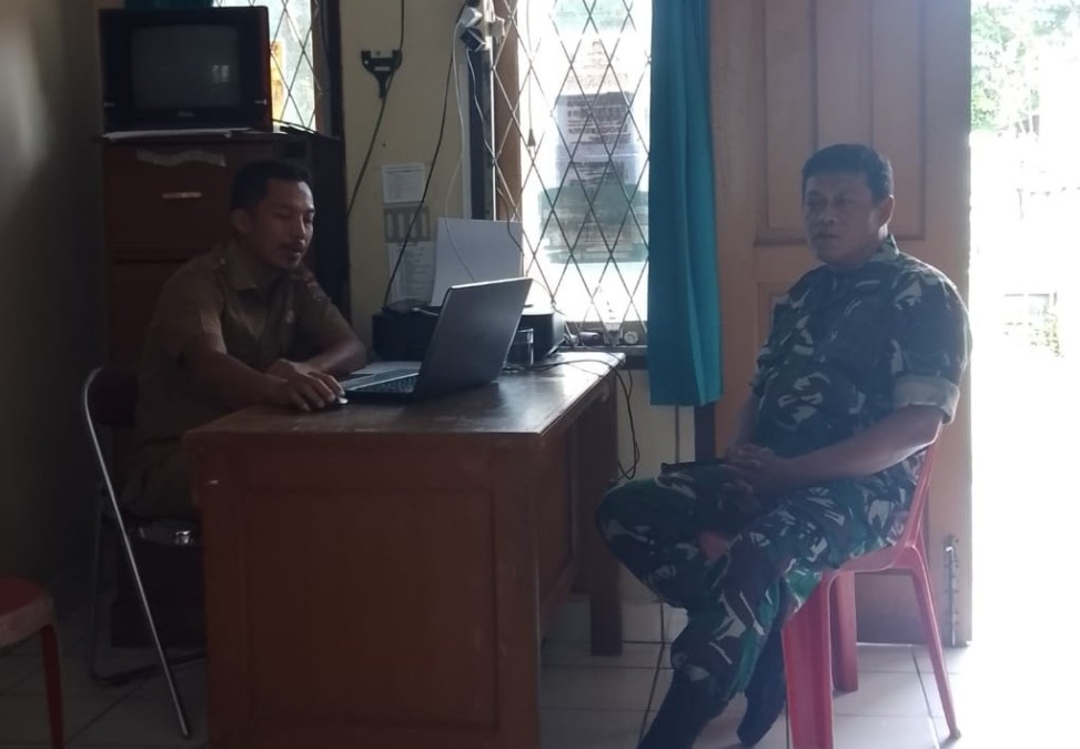 Babinsa Koramil 406-10/Lubuk Linggau Timur Komunikasi Sosial (Komsos) Bersama Petugas Kelurahan