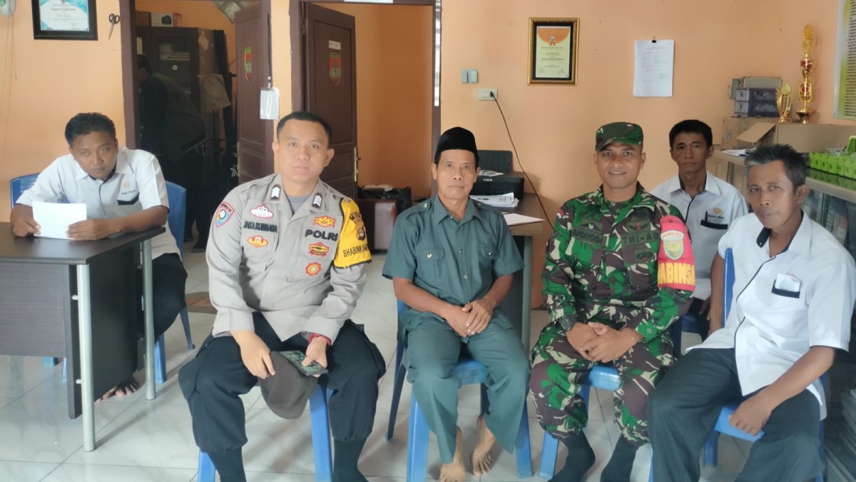 Babinsa Koramil 406-04/Muara Lakitan Bersama Bhabinkamtibmas Laksanakan Komsos Demi Terwujudnya Sinergitas dengan Perangkat Desa