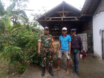 Babinsa Koramil 406-07/Jayaloka Laksanakan Komsos dengan Warga Desa Ciptodadi 2 Kecamatan Sukakarya