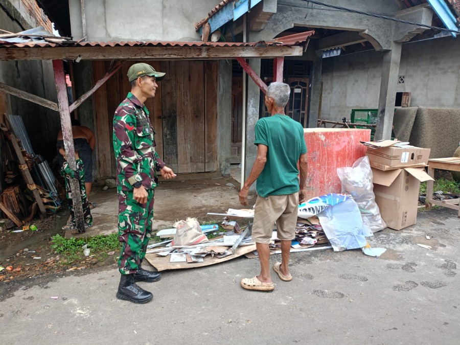 Babinsa Koramil 406-03/Rupit Laksanakan Komsos dengan Warga Desa Karang Waru