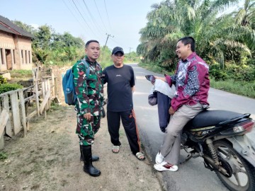 Babinsa Koramil 406-02/Rawas Ilir Ingatkan Warga untuk Selalu Waspada dalam Beraktivitas
