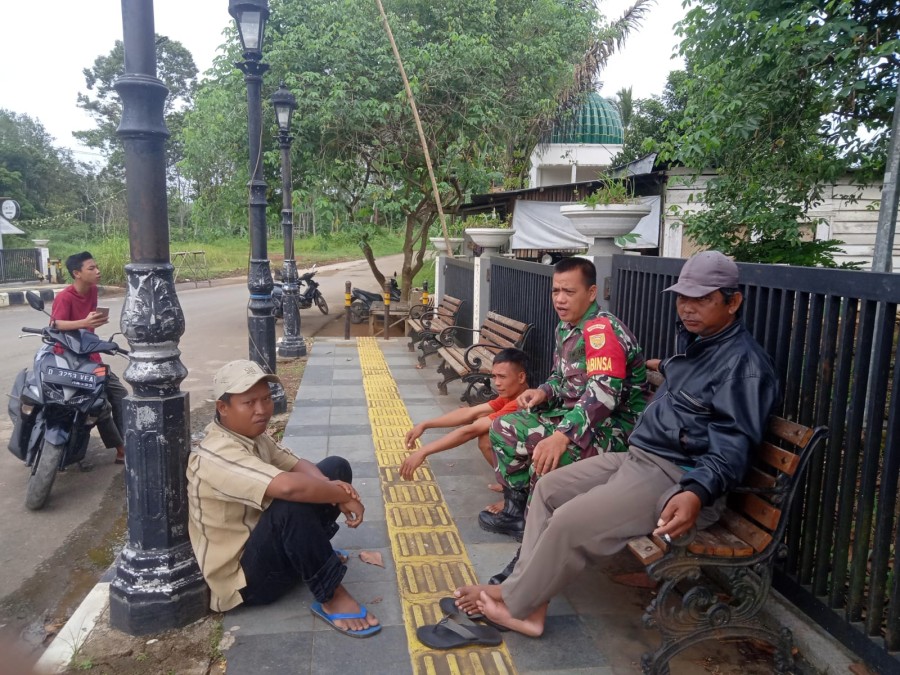 Babinsa Koramil 406-09/Terawas Serda Zainal Aripin Laksanakan Komsos dengan Warga Binaan Terkait Kamtibmas.