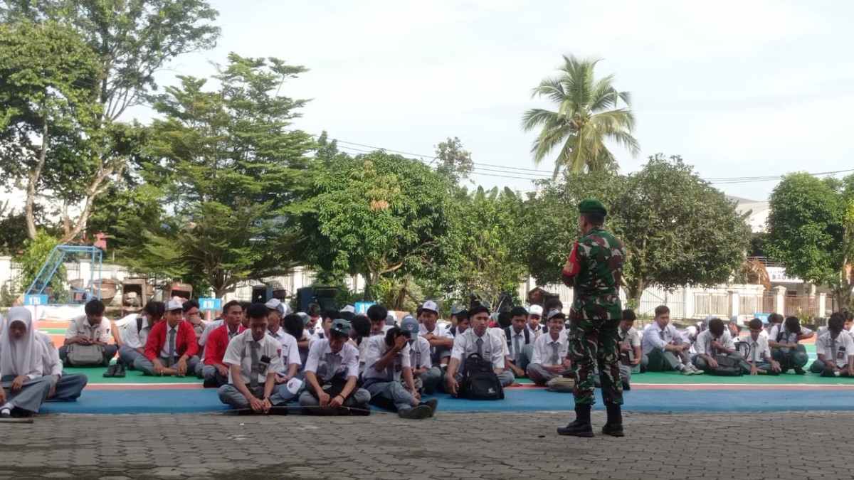 Babinsa Serma Asep Juliansyah Berikan Wawasan Kebangsaan dan Materi Kedisiplinan kepada Siswa SMK Yadika