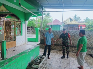 Babinsa Koramil 406-01/Rawas Ulu Sosialisasikan Kebersihan Rumah Ibadah di Desa Sukomoro