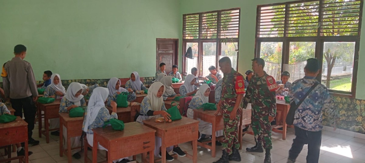 Babinsa Koramil 406-10/Lubuk Linggau Timur Melaksanakan Pendampingan dalam Pendistribusian Makanan Bergizi Gratis kepada Pelajar