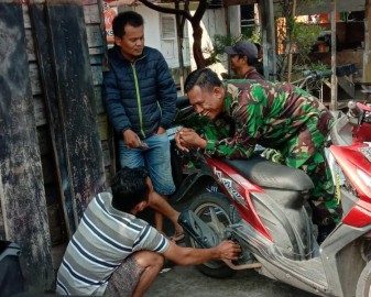 Babinsa Koramil 406-08/Lubuk Linggau Ingatkan Pekerja Bengkel Pentingnya Kepuasan dan Kepercayaan Konsumen