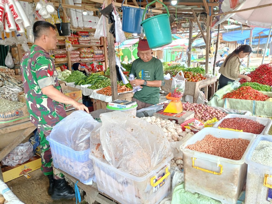 Babinsa Koramil 406-03/Rupit Kopka Defie Novendra Hampiri Pedagang Sayur di Pasar Lawang Agung dan Laksanakan Komsos