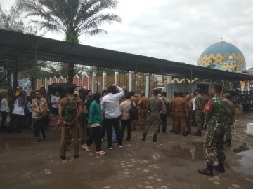 Babinsa Koramil 406-08/Lubuk Linggau Monitoring Bazar Sembako Ramadhan di Alun-Alun Taman Kurma