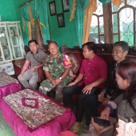 Babinsa Koramil 406-07/Jayaloka Serka Amron Musalisah Laksanakan Komsos dengan Warga di Kelurahan Marga Tunggal