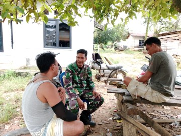 Komunikasi Sosial Babinsa Koramil 406-05 /Muara Kelingi dengan Dua Warga Binaan