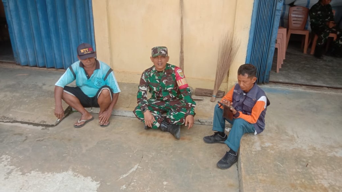 BABINSA KORAMIL 406-06/TUGUMULYO SERDA SUBUR LAKSANAKAN KOMSOS DENGAN WARGA DESA TRIKARYA