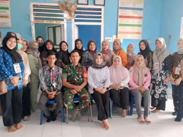 Babinsa Koramil 406-02/Rawas Ilir Kopda Riki Yakub Laksanakan Komsos dengan Warga Desa Batu Kucing