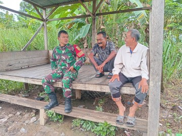 Babinsa Koramil 406-09/Terawas Laksanakan Komsos dengan Warga Bahas Kamtibmas