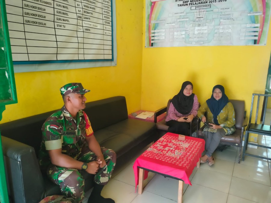 Anggota Koramil 406-04/Mura Lakitan Jalin Komunikasi Sosial dengan Guru SMP di Desa Piyan Raya