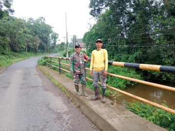 Babinsa Koramil 406-07/Jayaloka Bersama Mitra Karib Aktif Cek Debit Air untuk Antisipasi Bencana Alam