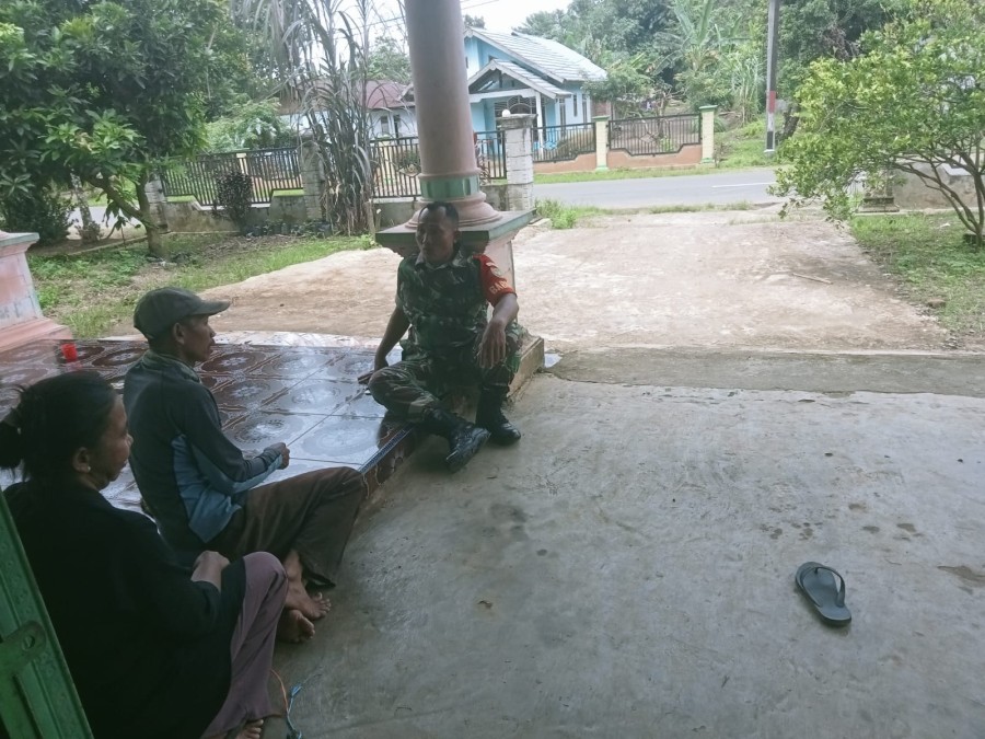 Babinsa Koramil 406-09/Terawas Lakukan Komsos dan Sosialisasi Harga Gabah Kering di Desa Sukamaju