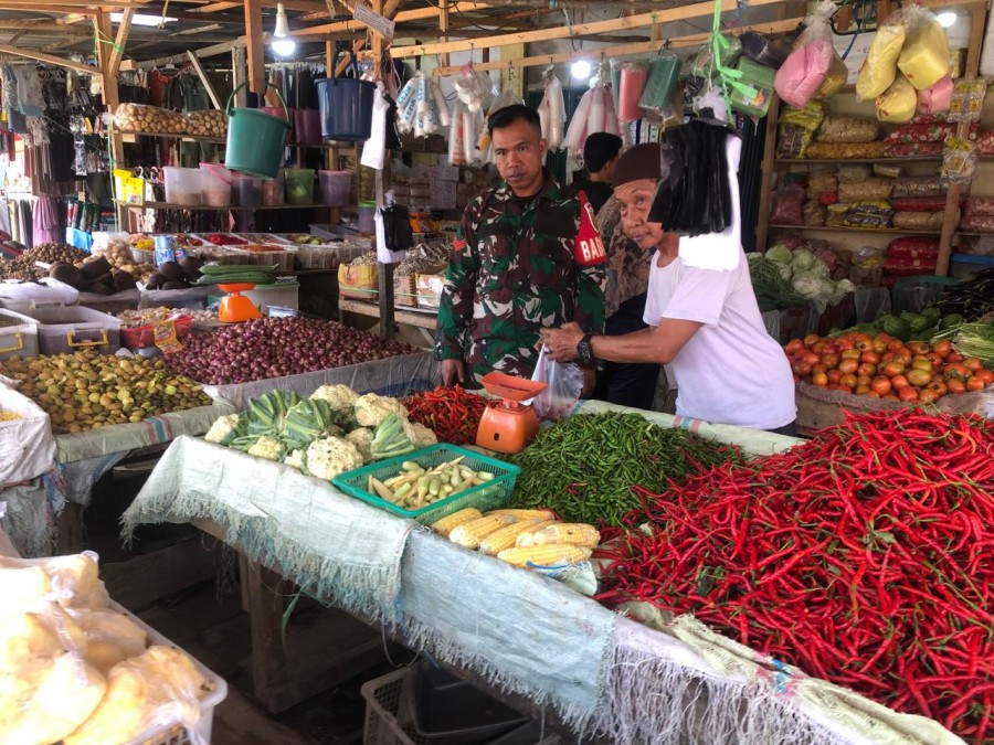 Babinsa Koramil 406-03/Rupit Pantau Harga Sembako di Pasar Lawang Agung