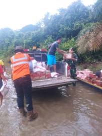 Babinsa Koramil 406-02/Rawas Ilir Dampingi Penyaluran Bantuan Bencana Banjir di Desa Batu Kucing