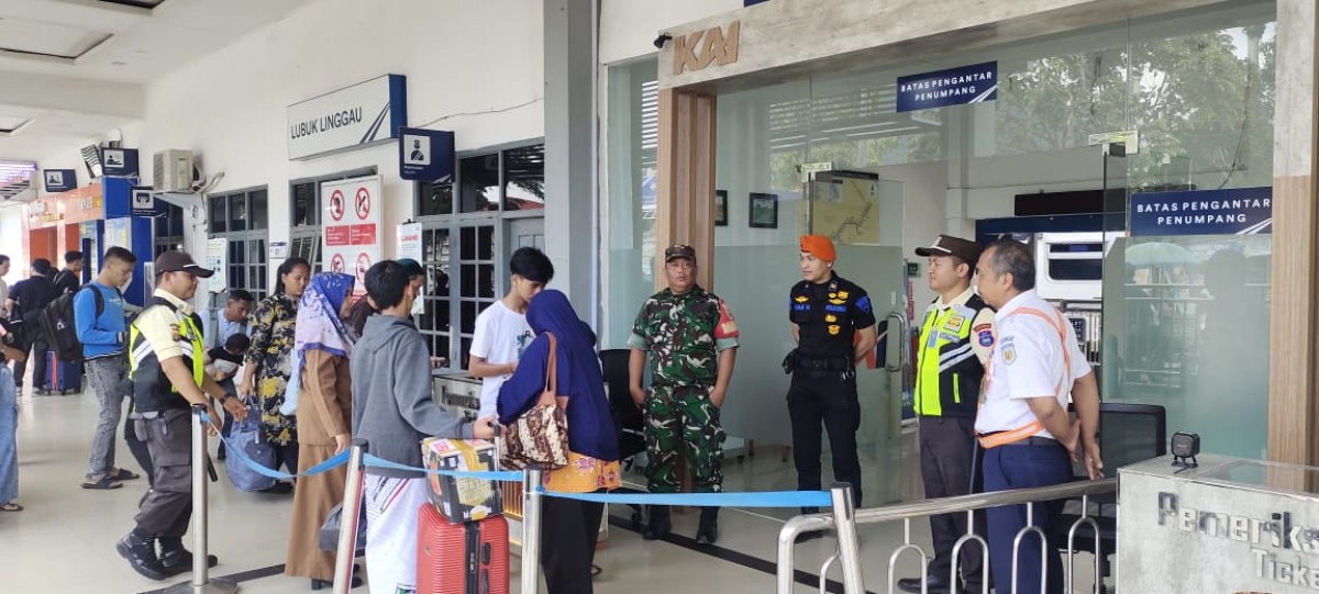 Babinsa Koramil 406-08/Lubuklinggau Monitoring Keberangkatan Kereta Api dan Lakukan Komsos di Stasiun Lubuklinggau