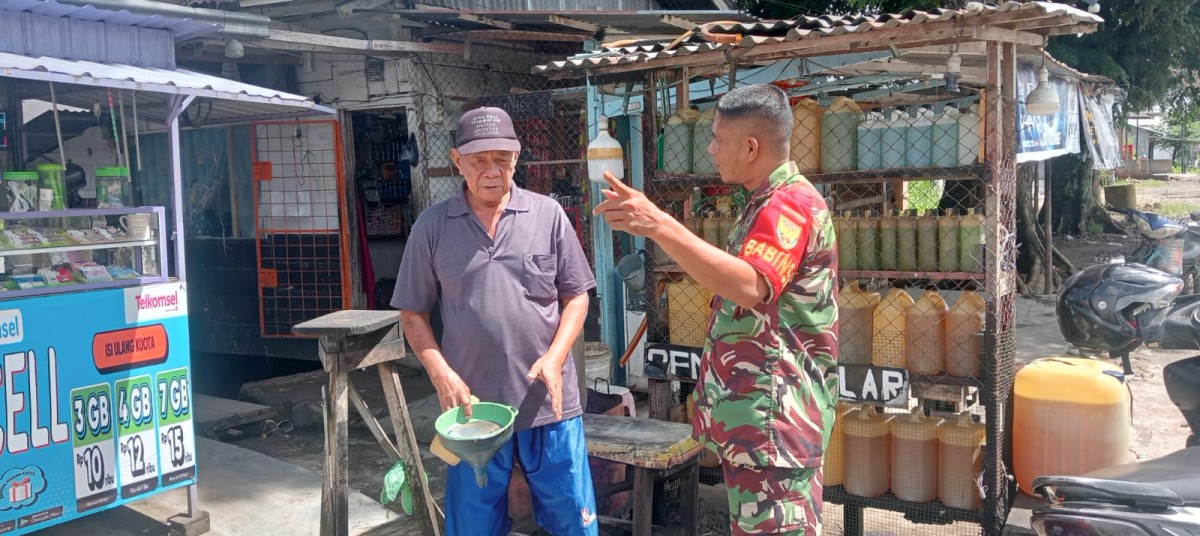 BABINSA KOPTU RIWANTO F SIMANJUNTAK JALIN KOMUNIKASI DENGAN BAPAK-BAPAK PENJUAL MINYAK BAHAN BAKAR ECERAN