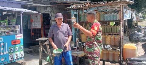 BABINSA KOPTU RIWANTO F SIMANJUNTAK JALIN KOMUNIKASI DENGAN BAPAK-BAPAK PENJUAL MINYAK BAHAN BAKAR ECERAN
