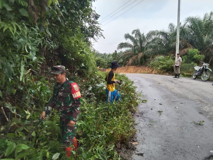 Babinsa Koramil 406-02/Rawas Ilir Gotong Royong Bersama Masyarakat Desa Air Bening
