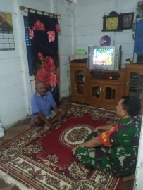 Babinsa Koramil 406-07/Jayaloka Sertu Yusuf Jalin Komsos dengan Warga Desa Ciptodadi 2