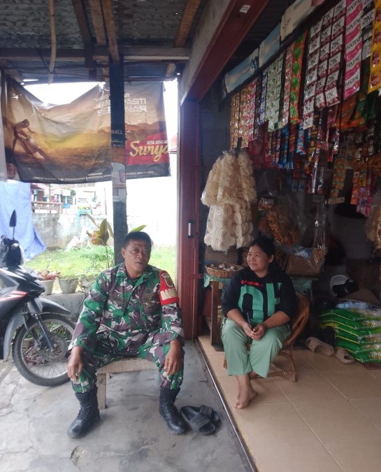 Babinsa Sertu Sutiawan Anjang Sanah Lakukan Komunikasi Sosial dengan Pemilik Warung Manisan