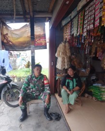 Babinsa Sertu Sutiawan Anjang Sanah Lakukan Komunikasi Sosial dengan Pemilik Warung Manisan