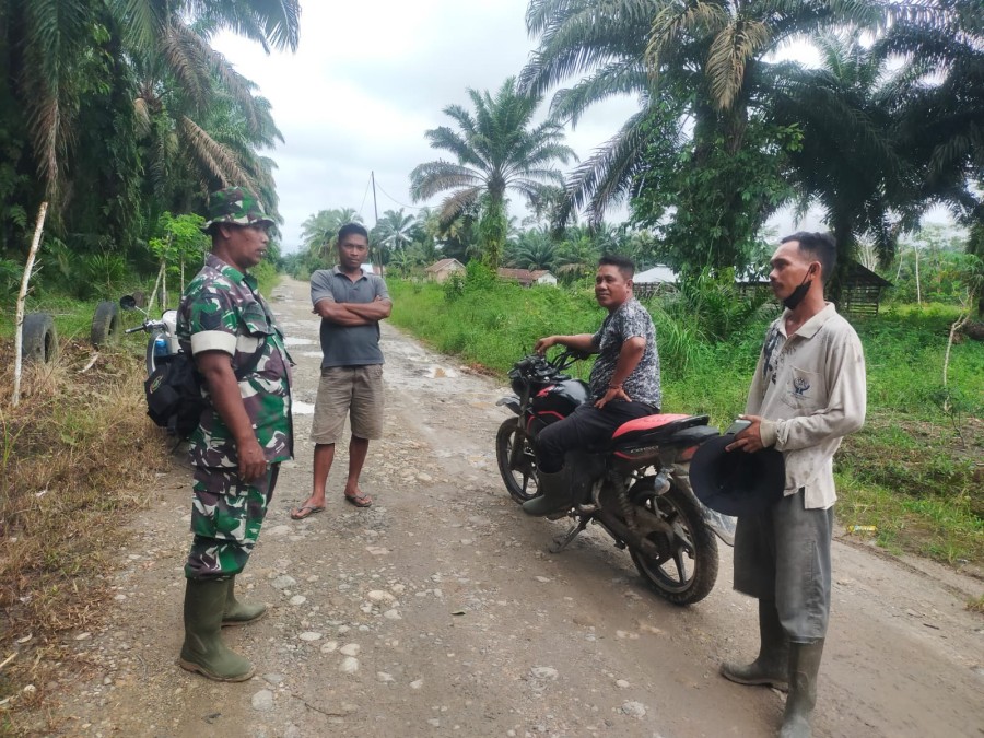 Babinsa Koramil 406-09/Terawas Gelar Komsos Bersama Warga Desa Sukamerindu