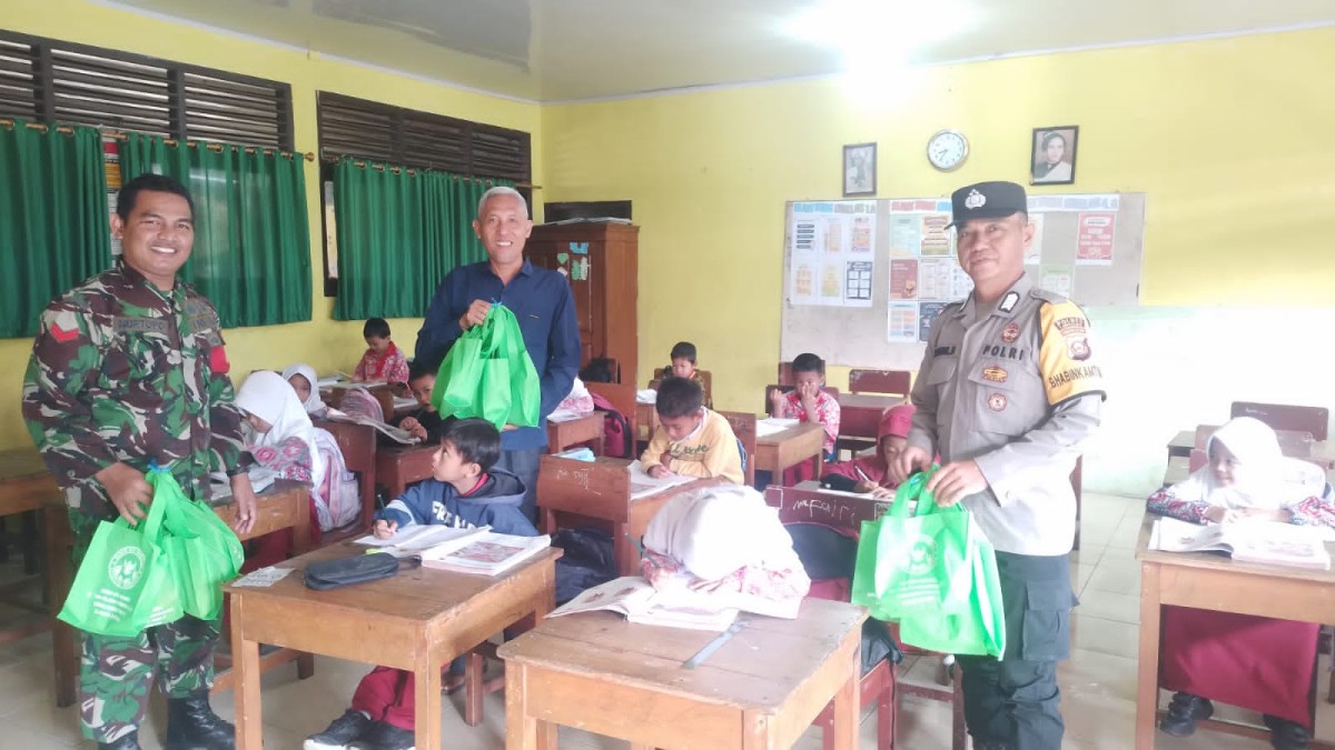 Babinsa Koramil 406-10/Lubuk Linggau Timur Dampingi Pendistribusian MBG Berbentuk Paket kepada Siswa Selama Bulan Ramadhan