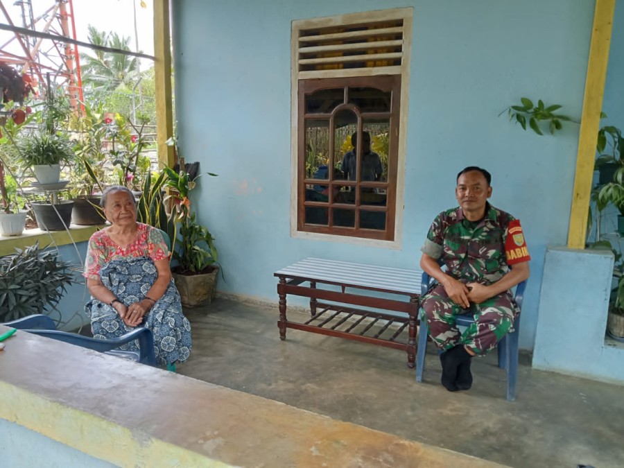 Anggota Koramil 406-07/Jayaloka Jalin Keakraban dengan Masyarakat Desa Binaan