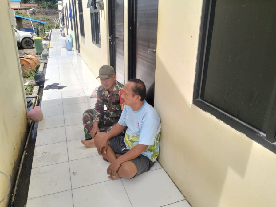 Babinsa Koramil 406-02/Rawas Ilir Koptu Eko Wibowo Laksanakan Komsos dengan Warga Desa Karang Dapo 1